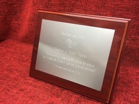 PLACA HOMENAJE MADERA Y ALUMINIO CON ESTUCHE